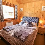 26 Dukes Meadow בית נופש